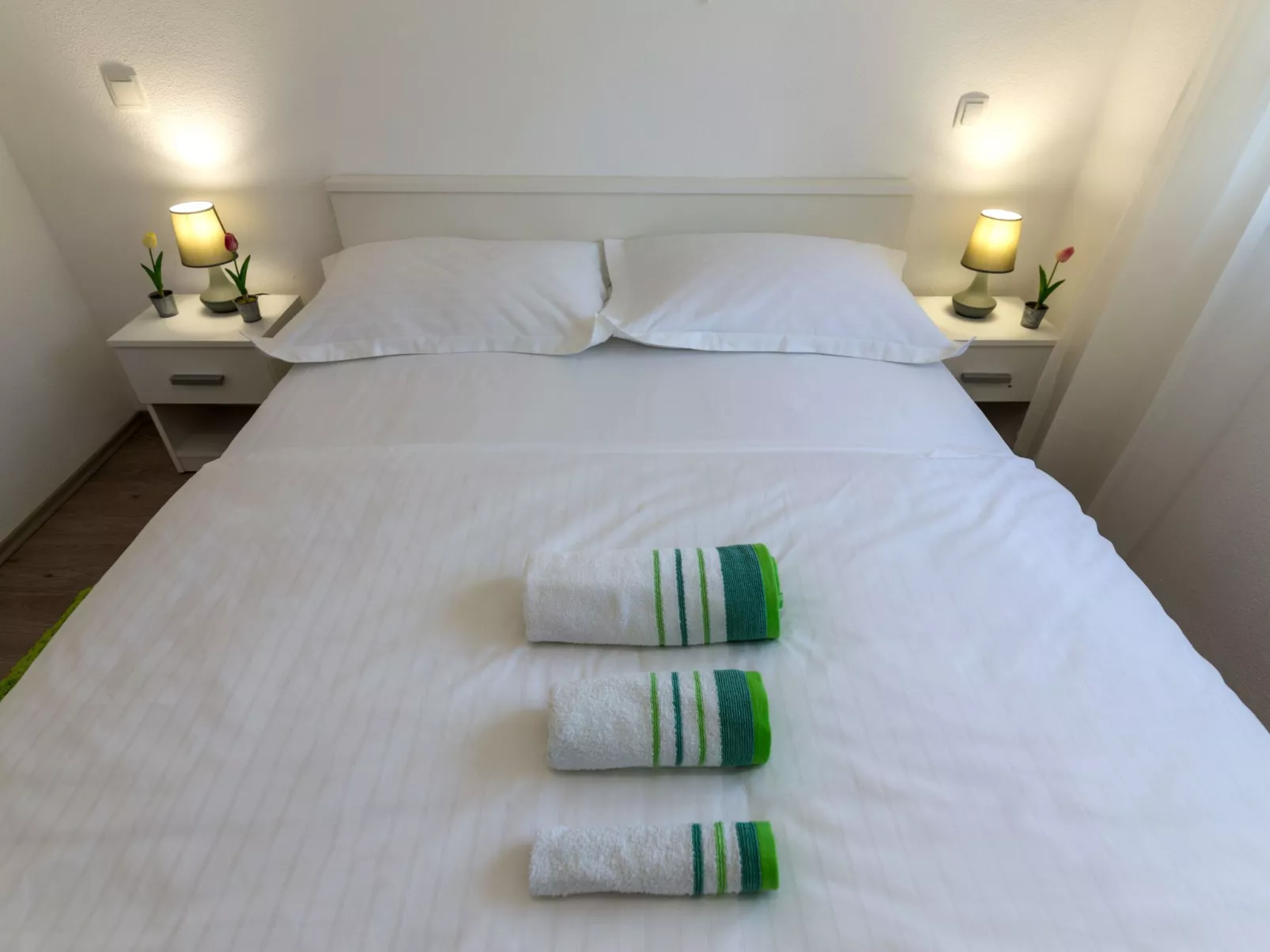 In Opanci mit beheiztem Pool, Parkplatz-Binnen