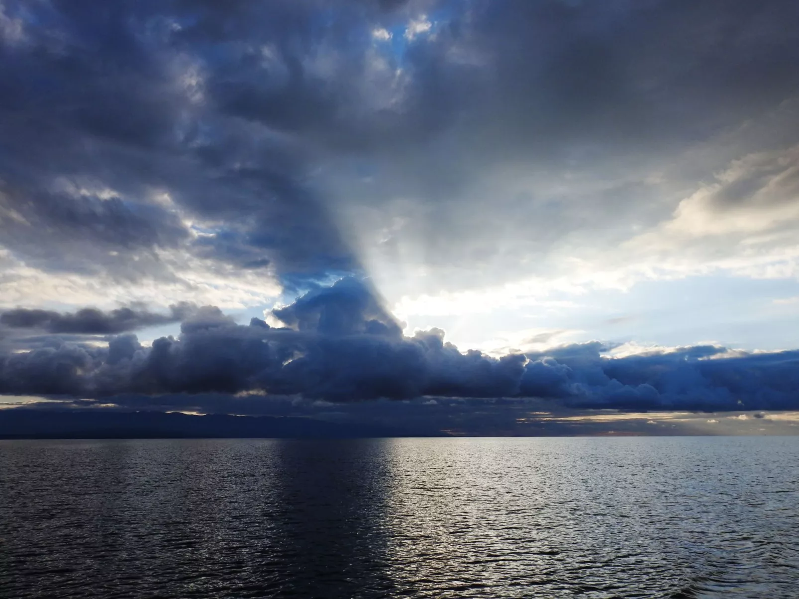 Gemütliches Ferienhaus in Pinezići mit großer Terrasse-Buiten