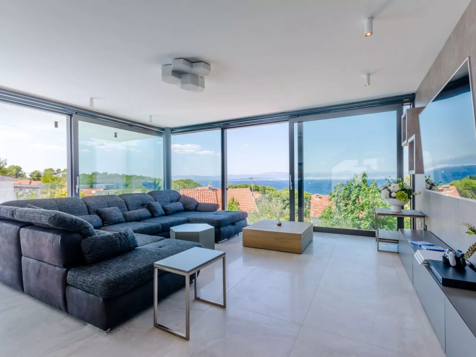 Tolles Ferienhaus in Sutivan mit Privatem Pool-Buiten