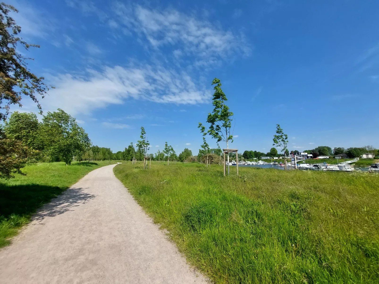 Appartement mit Balkon-Buiten