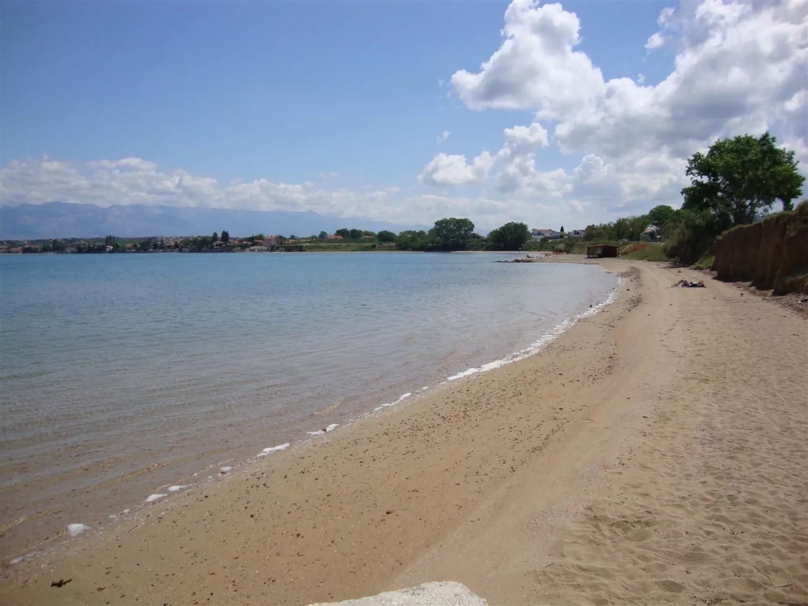 Am Fluss gelegenes Haus mit Galerieschlafplätzen-Buiten
