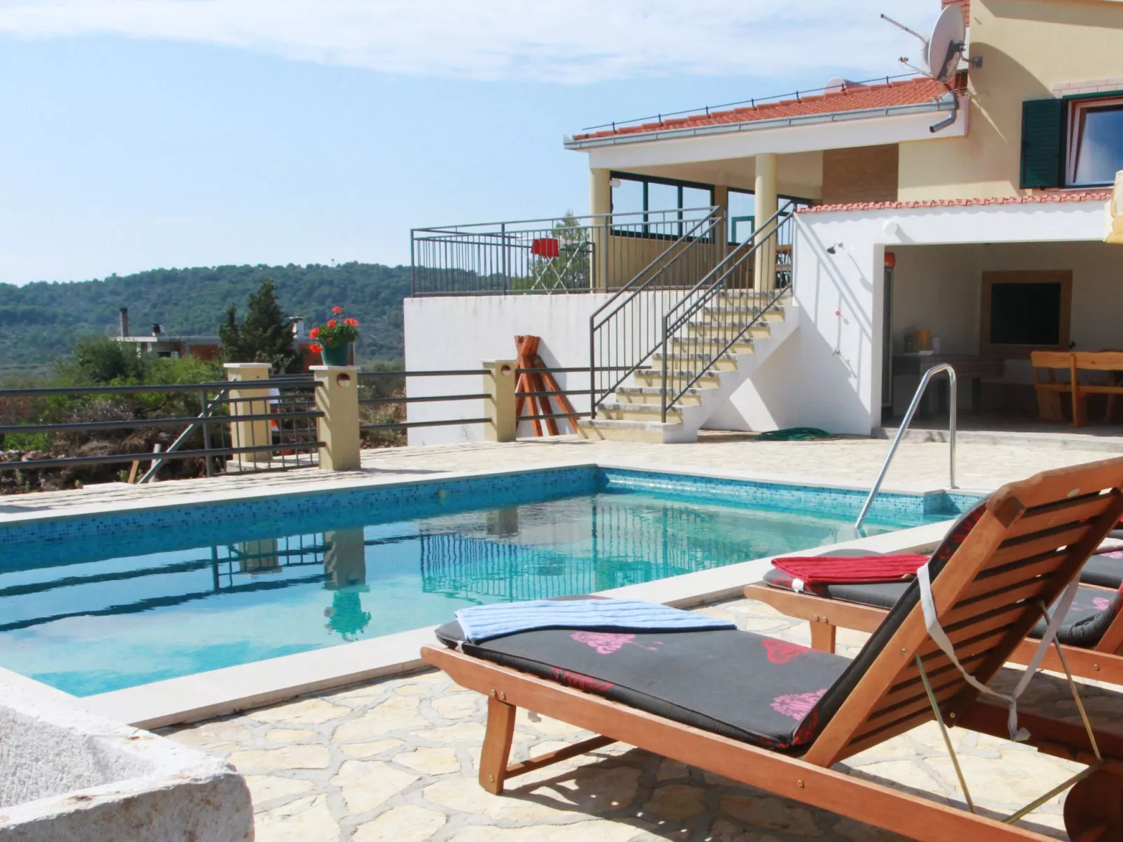 Geräumige Ferienvilla mit Pool und Meerblick-Buiten