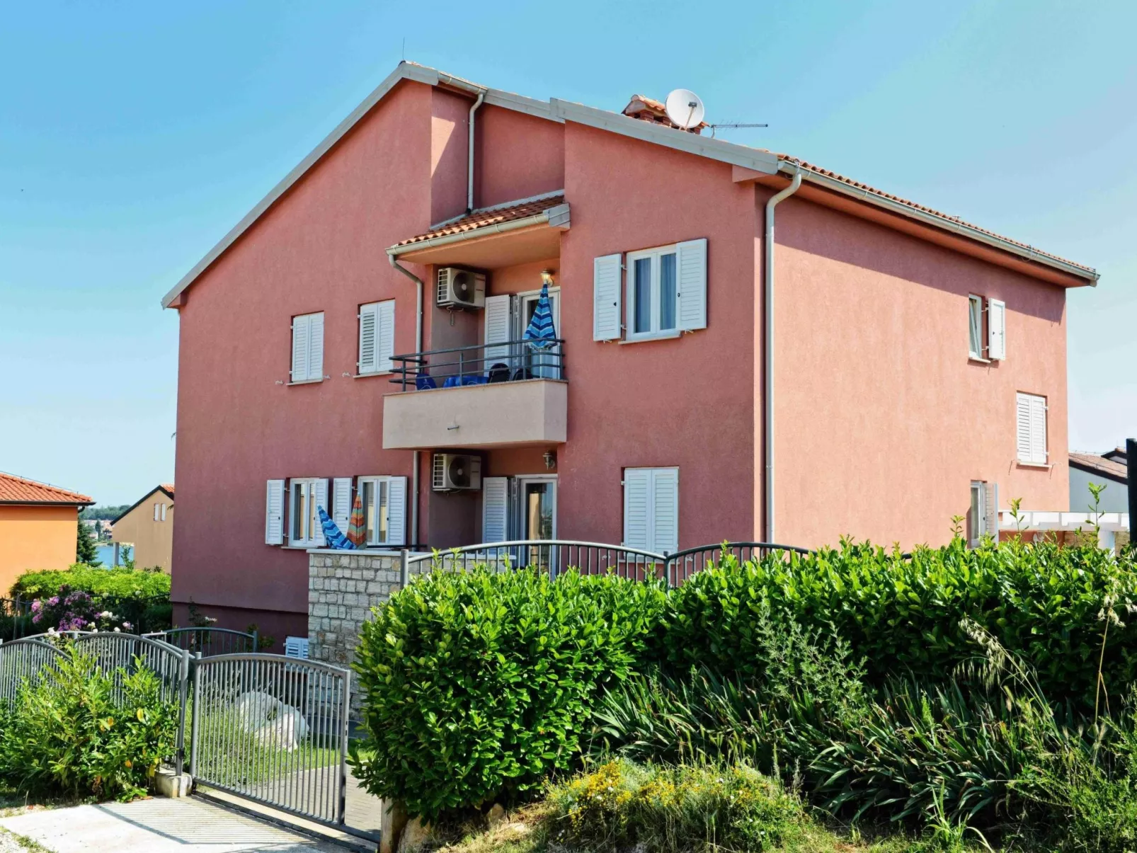 "Villa Pinta" mit Blick auf das Wasser-Image-tags.info