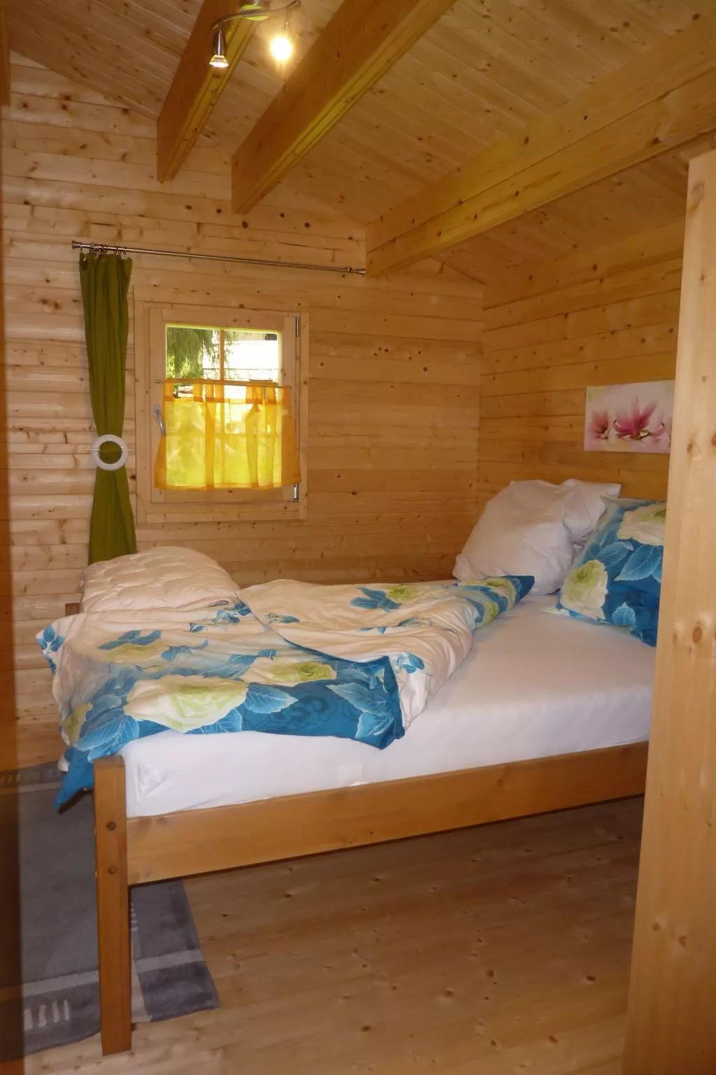 Holz-Blockhaus für vier Personen mit Terrasse-Binnen