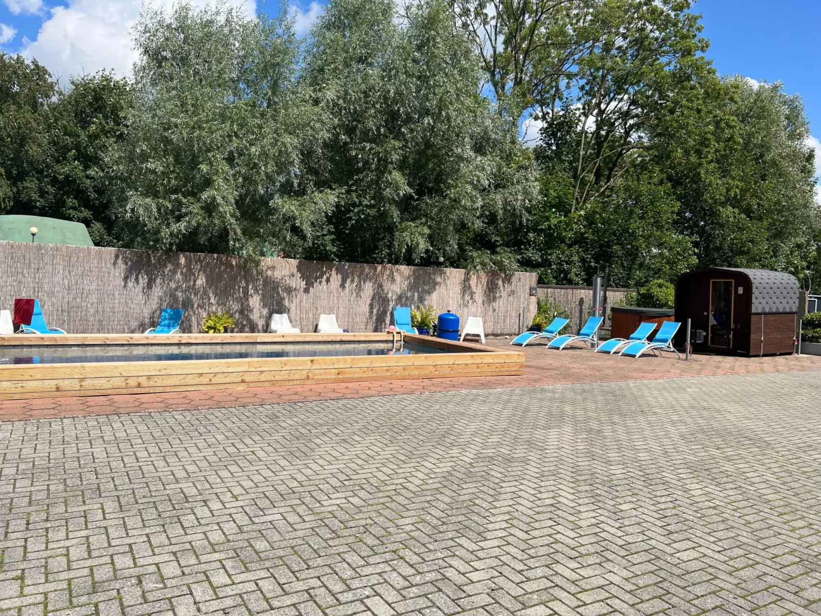 Appartement mit Pool-Buiten