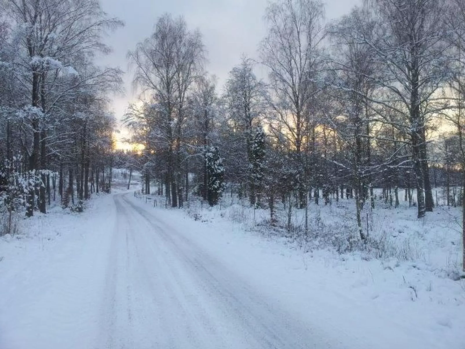 Modernes Haus mit hellem Dekor, mit Blick auf den See-Binnen
