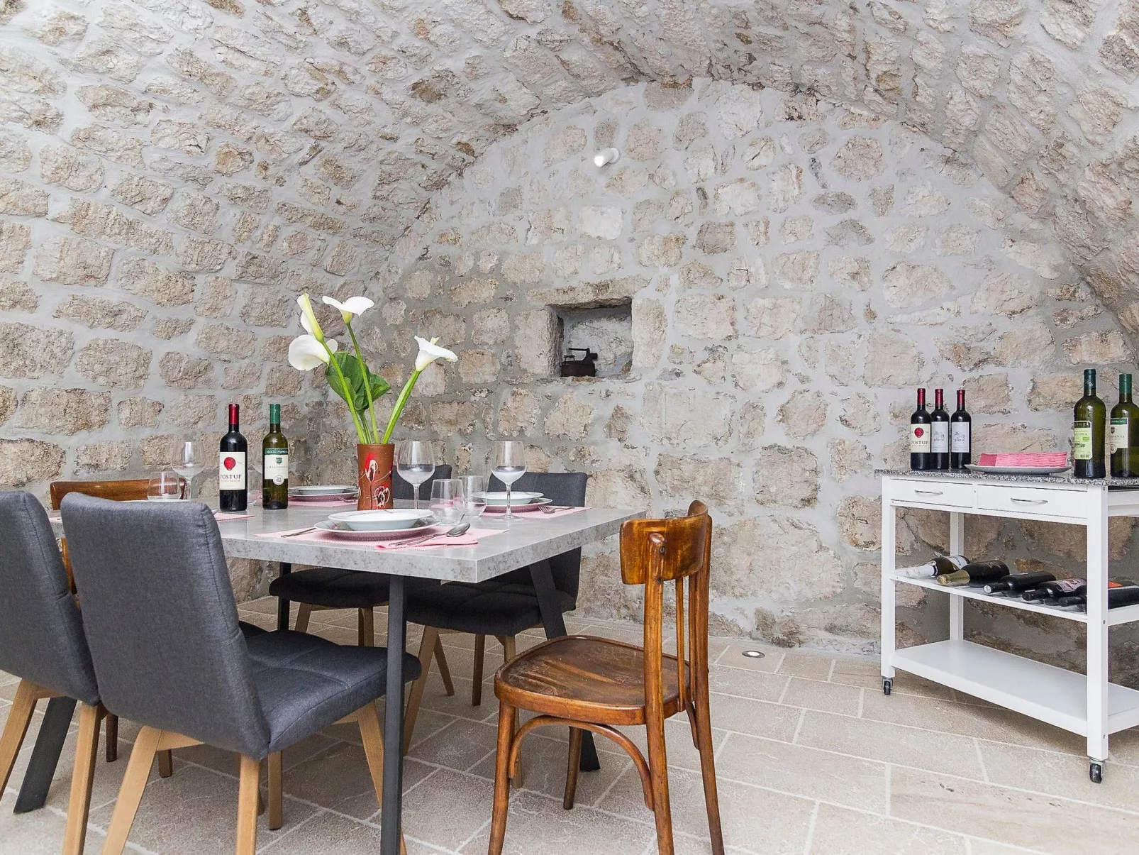 Schönes Steinhaus mit beheiztem Pool, Terrasse m-Binnen