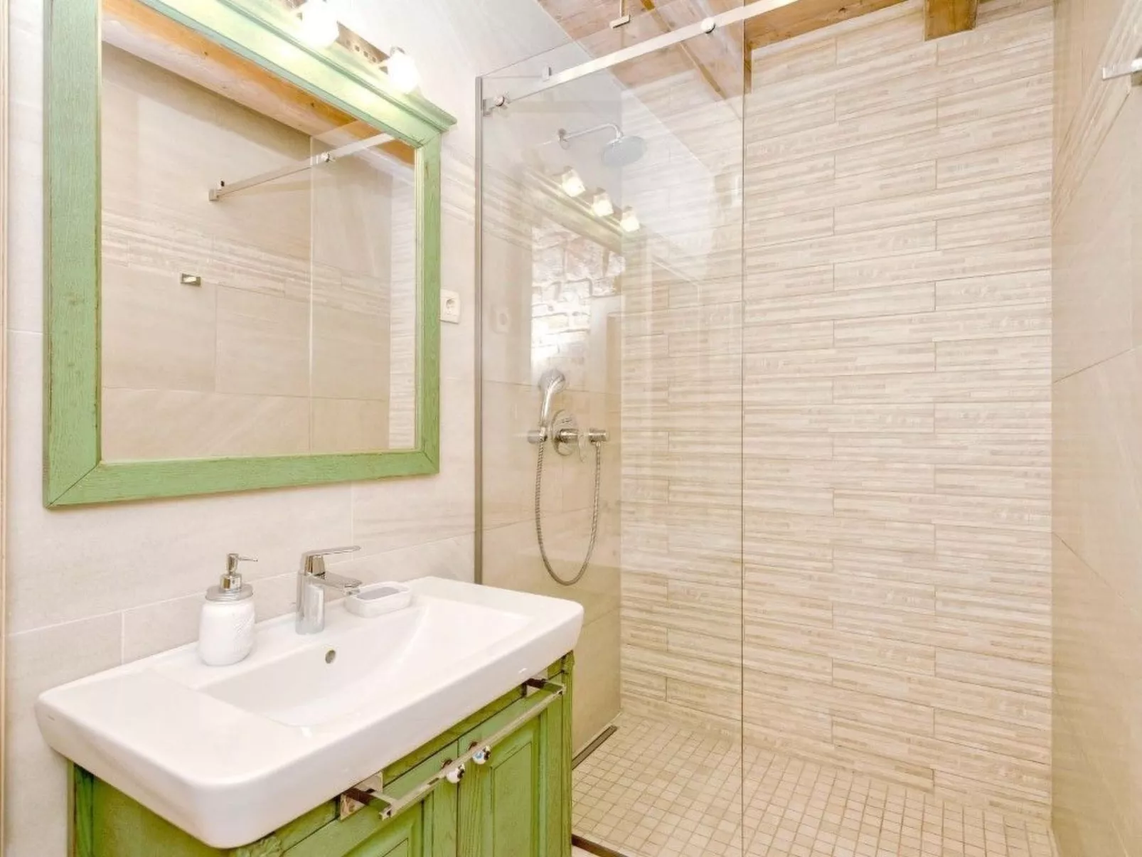 Villa Aristea bestehend aus drei Häusern-Binnen