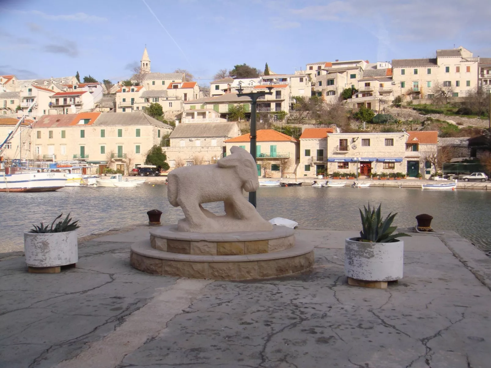 Wohnung in Povlja mit privatem Parkplatz-Buiten