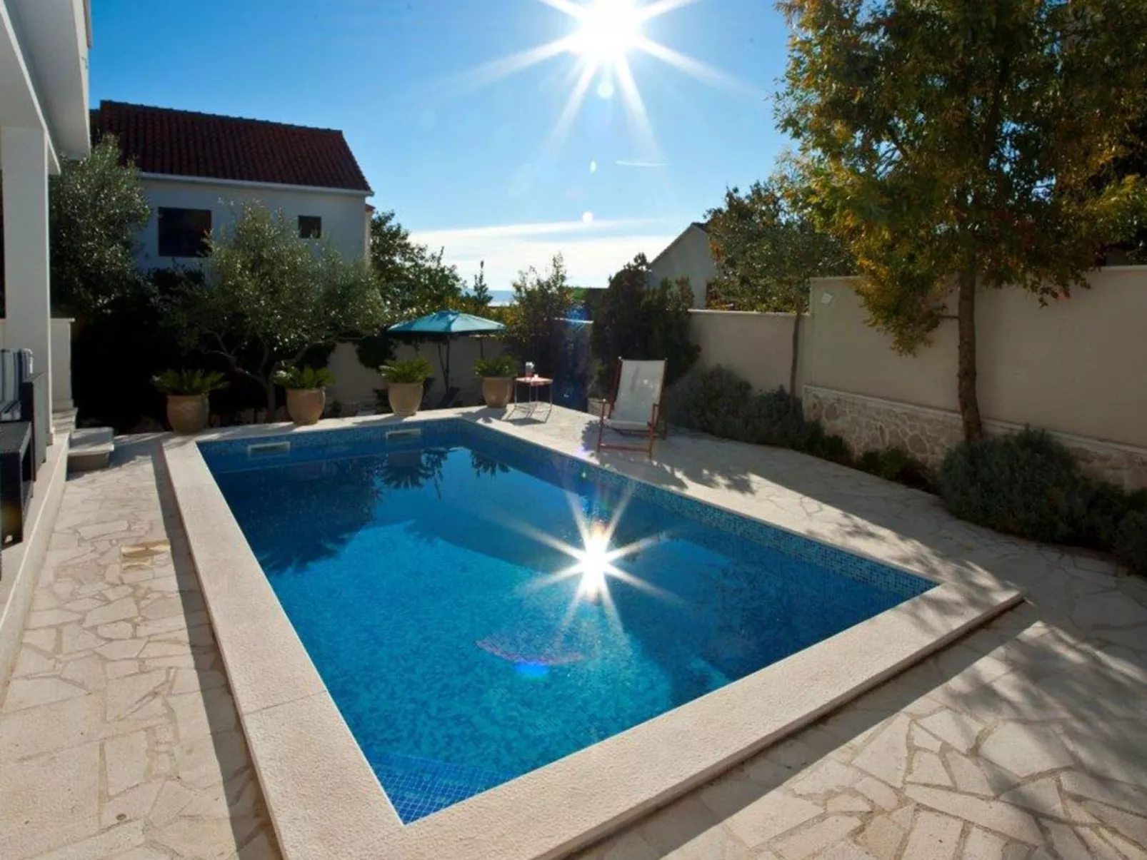 Charmante Villa Layla mit Meerblick und Pool-Buiten