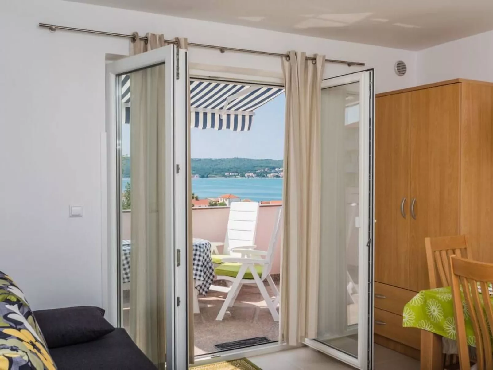 Große Wohnung in Klimno mit Möbliertem Balkon-Binnen