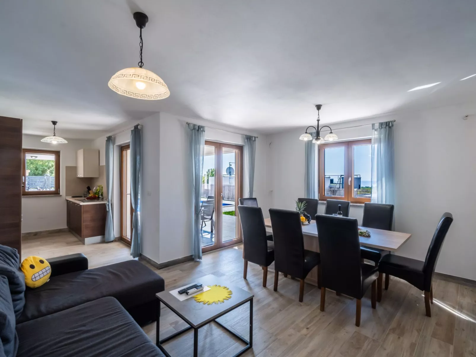 Elegantes Escape mit Pool und Panoramablick-Binnen