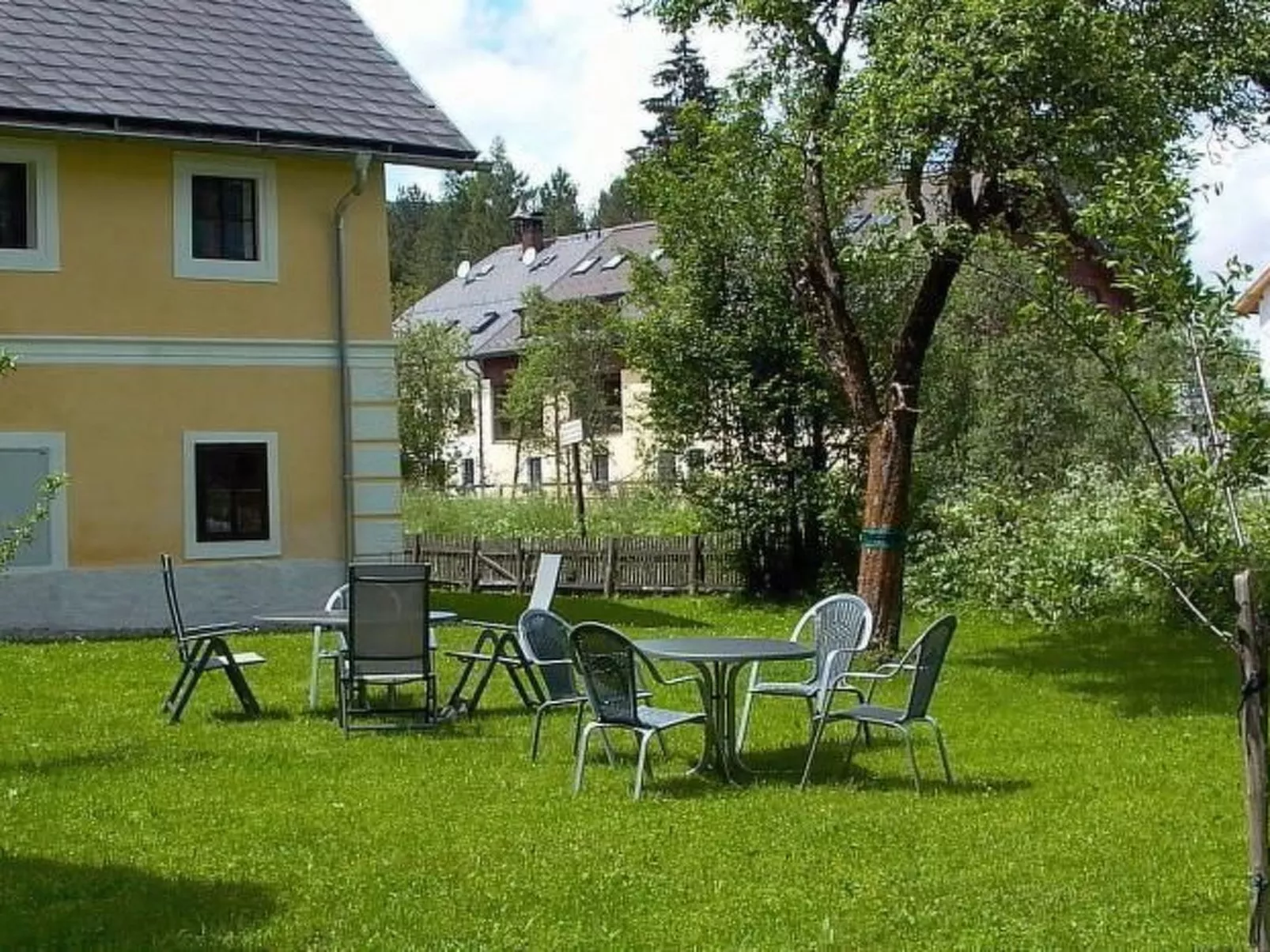 Große Wohnung im ersten Stock, mit großem Garten-Buiten
