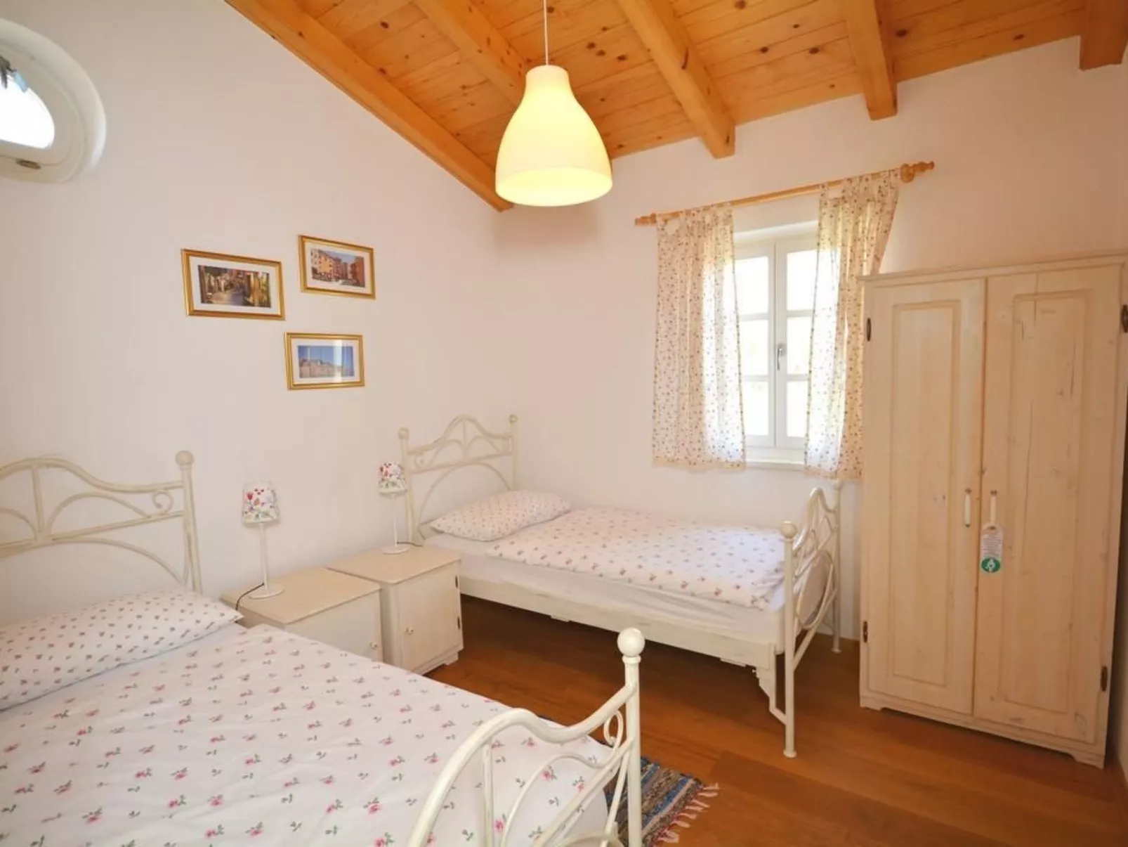 Großzügiges Ferienhaus mit Pool und Sonnenterrasse-Binnen