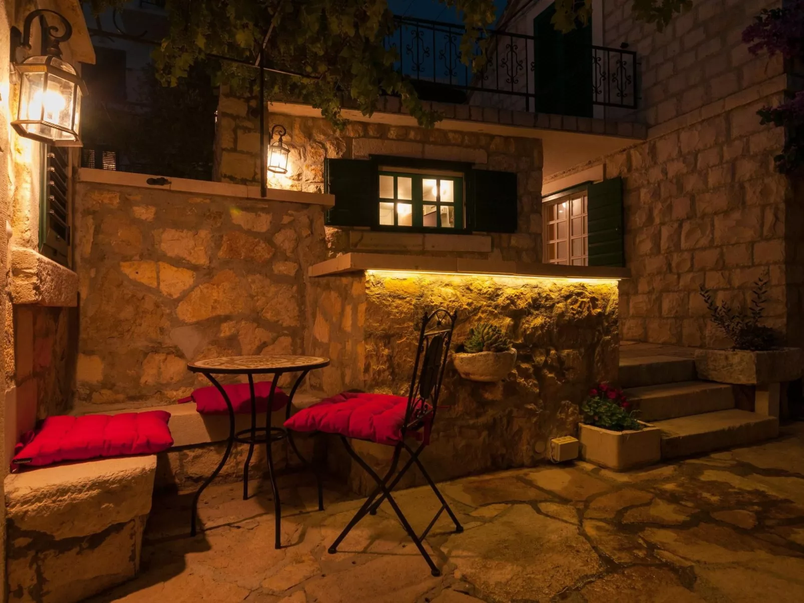 Gemütliche Wohnung in Omiš mit Privatem Balkon-Binnen