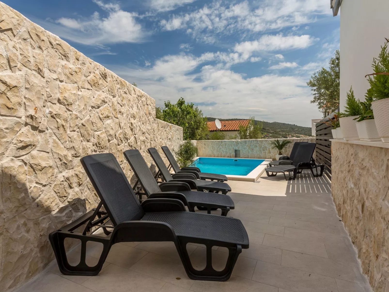 Mit Privatpool für 9 Personen ca. 95 m&sup2; in Sevid, Adriaküste Kroatien (Tro-Buiten