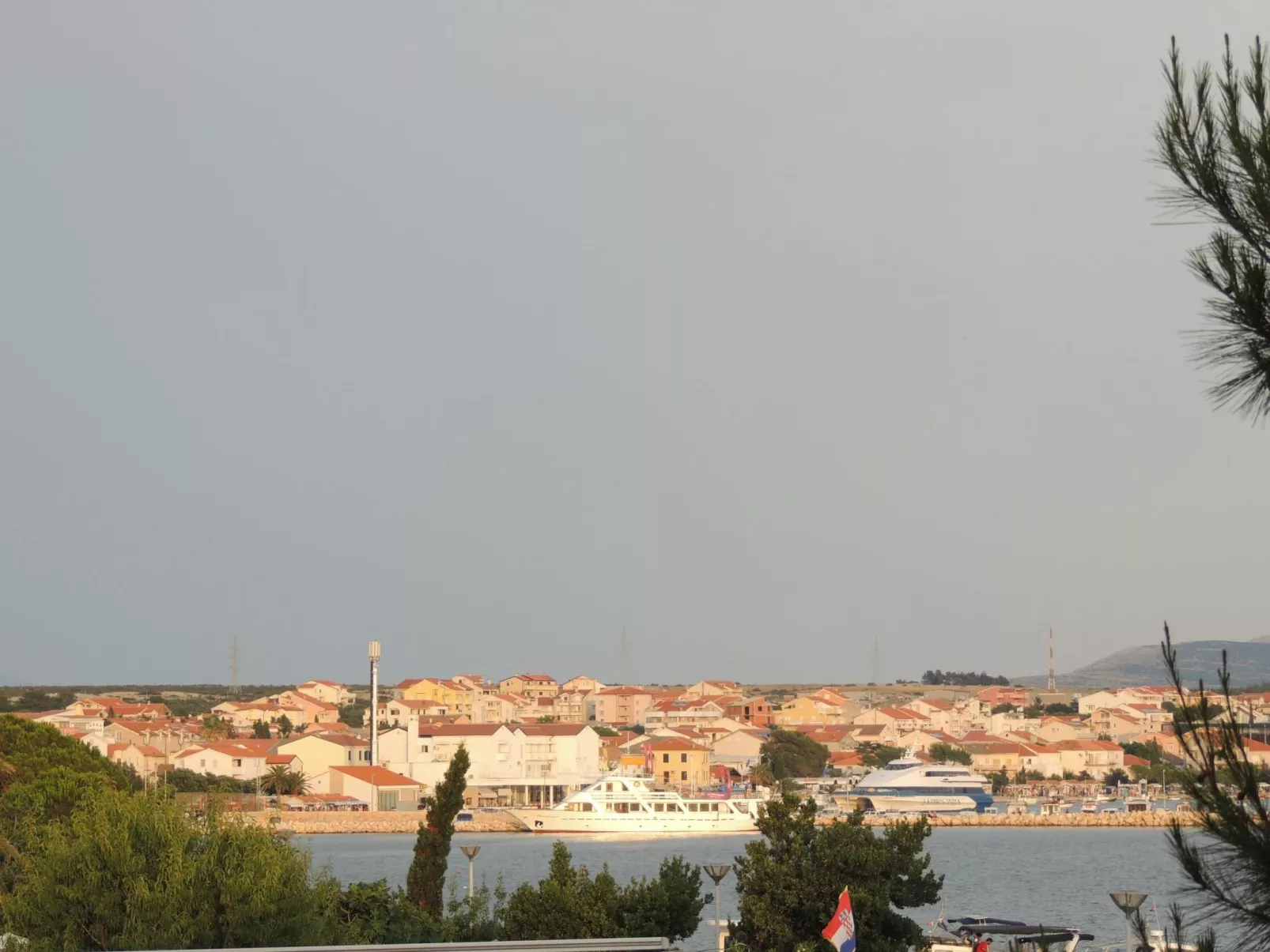 Apartment mit Balkon-Buiten