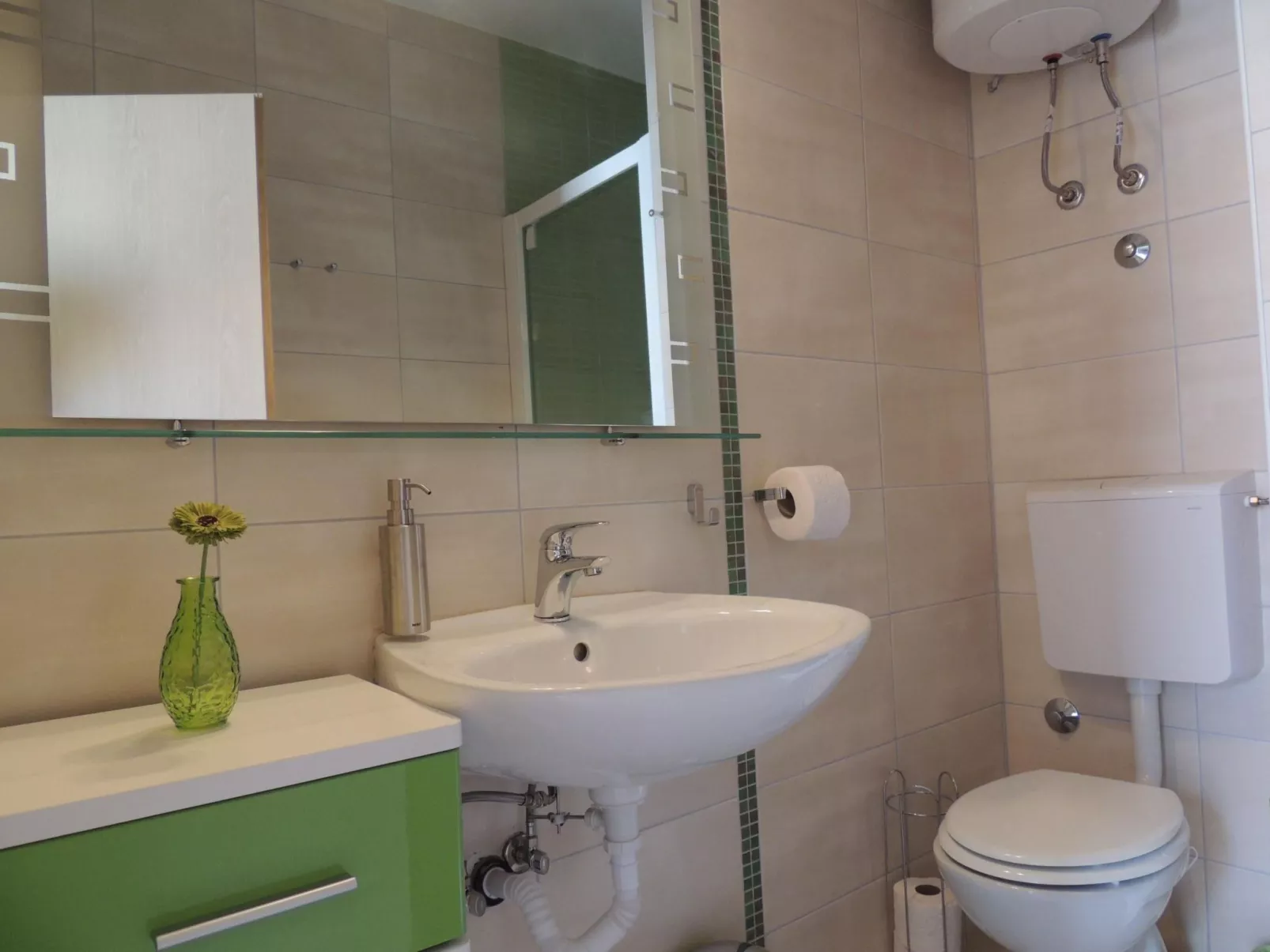 "Denona" mit Blick auf das Wasser-Binnen