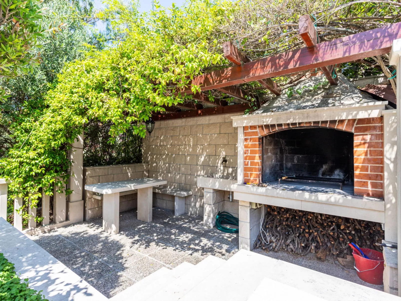 Große Ferienwohnung mit Pool, Garten und Terrasse-Buiten
