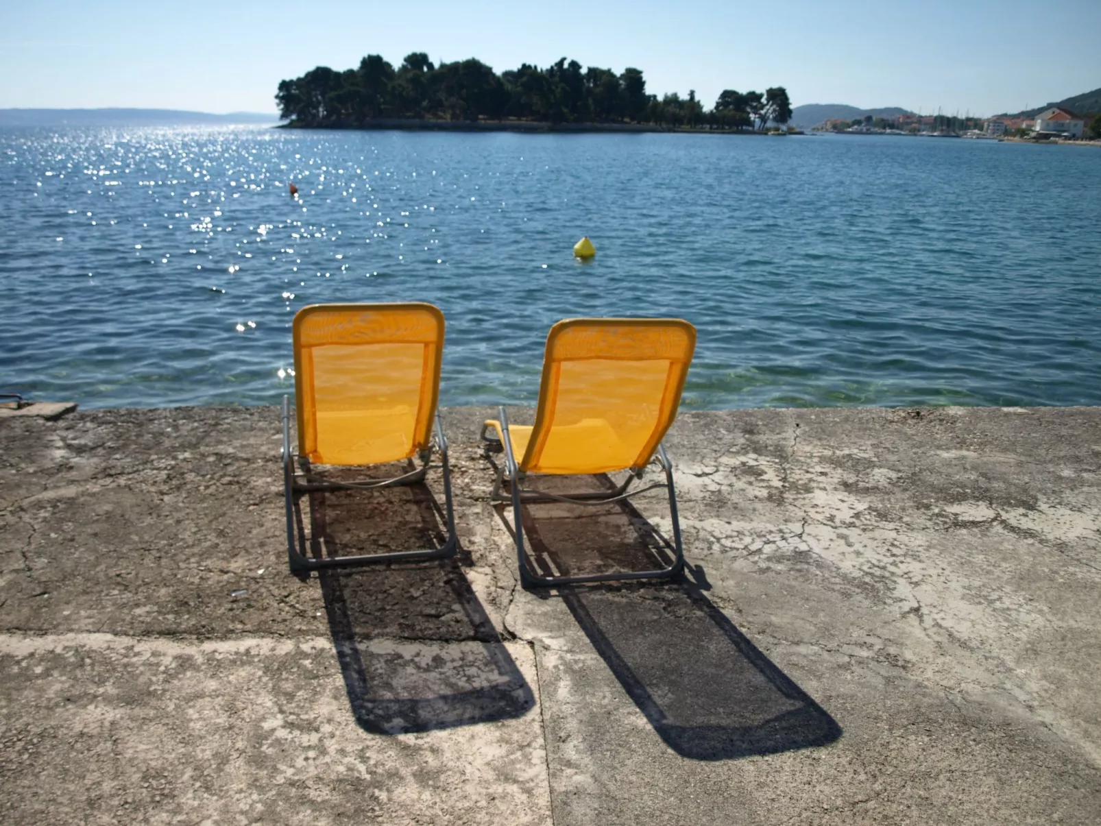 Traditionelles Steinhaus am Meer in Preko-Buiten