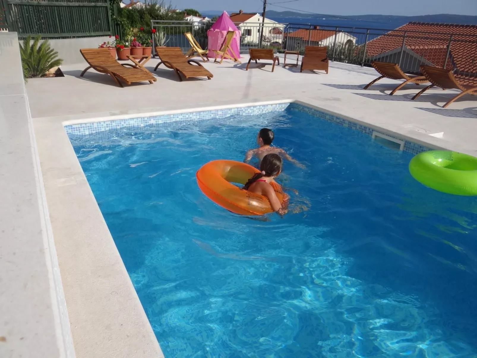 Beheiztes Schwimmbad, Familienappartement mit Meerblick-Buiten