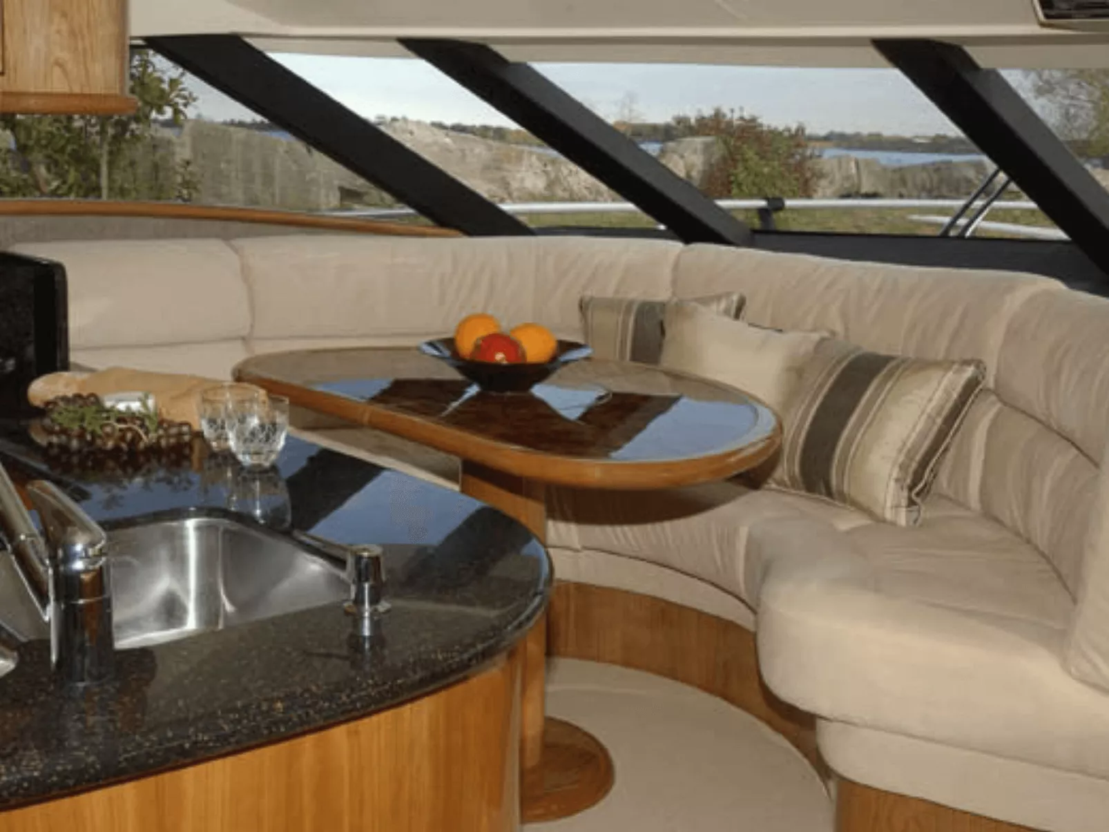 Hausboot mit Blick auf das Wasser-Binnen