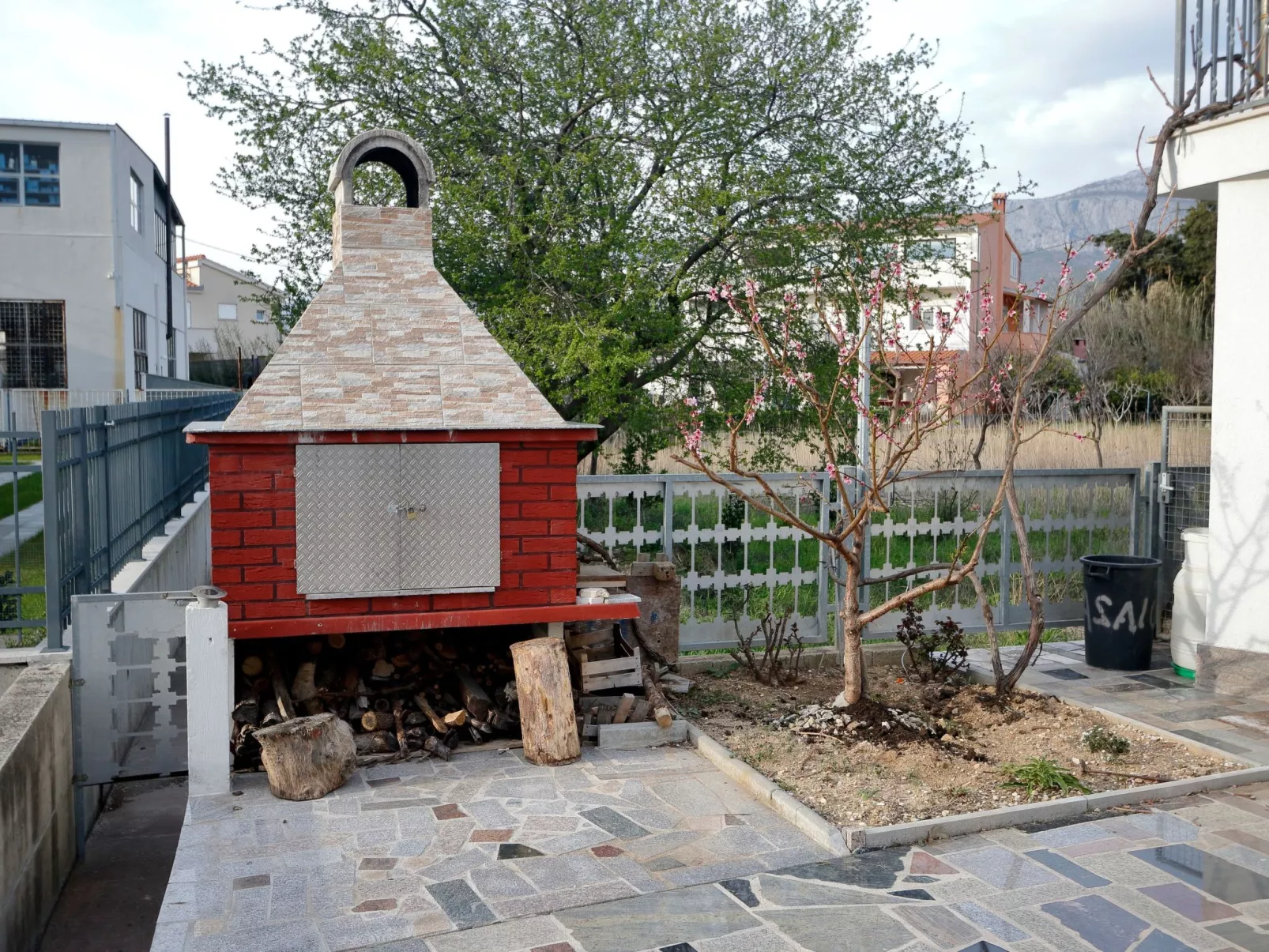 Für sechs Personen mit Terrasse-Buiten