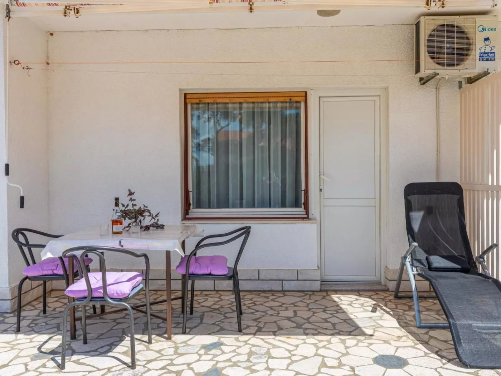 In Novi Vinodolski mit Terrasse und Meerblick-Binnen