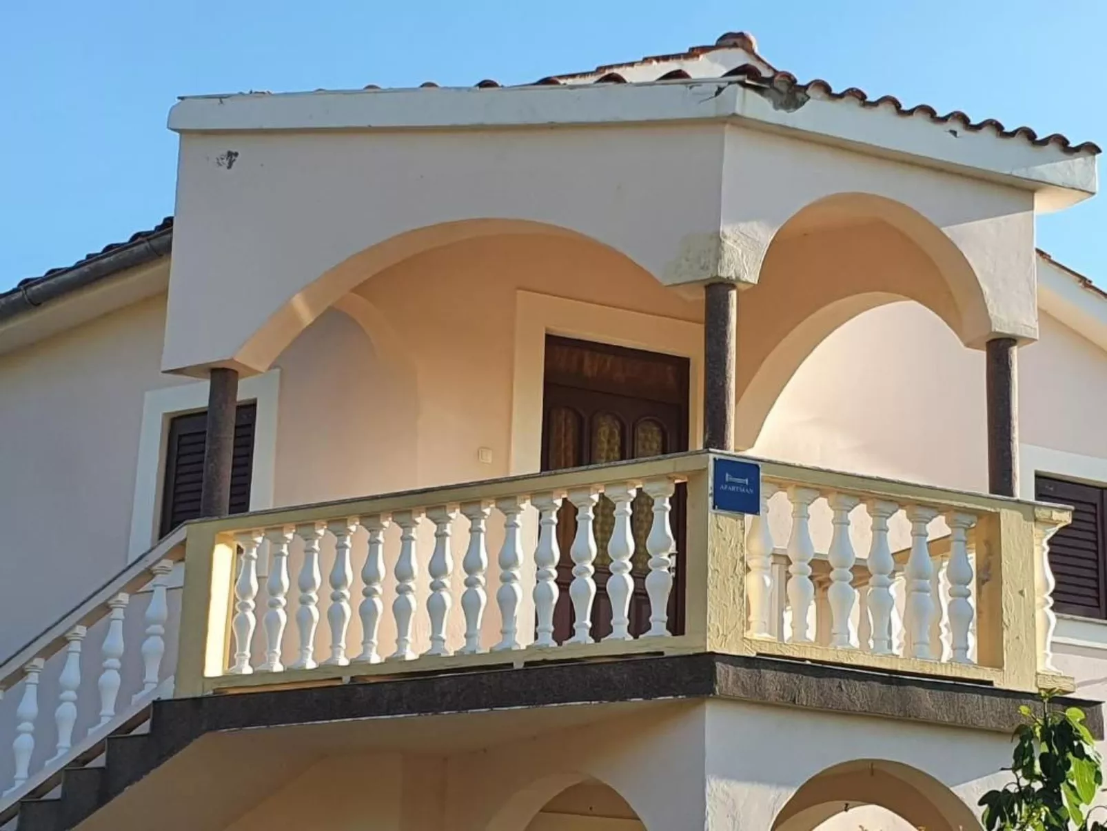 "Nikica" mit Blick auf das Meer-Binnen