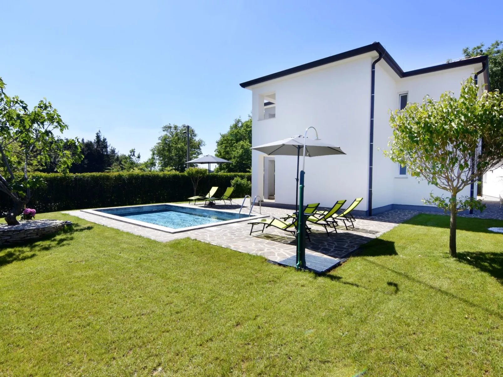 Apartment 2 in einer neuen Villa mit Pool in ruhiger Lage-Buiten