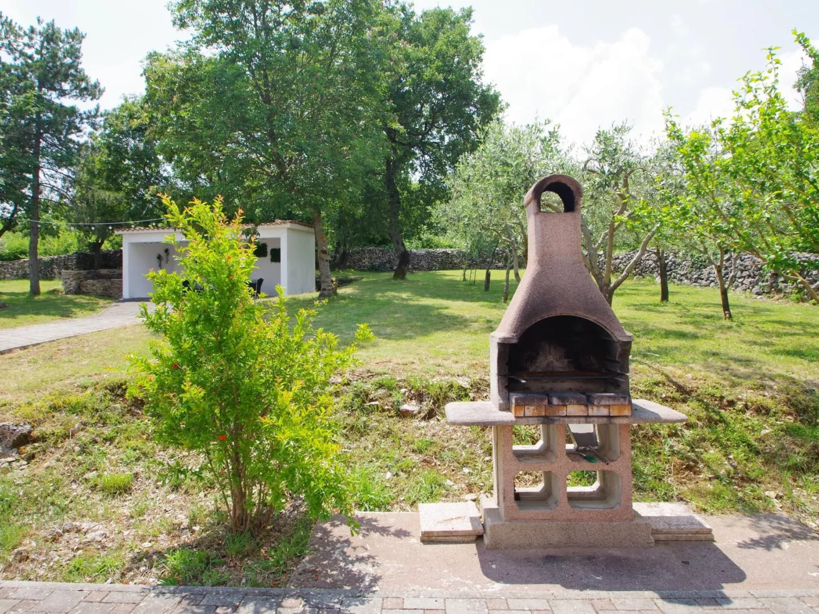In Rakalj mit privatem Parkplatz-Buiten