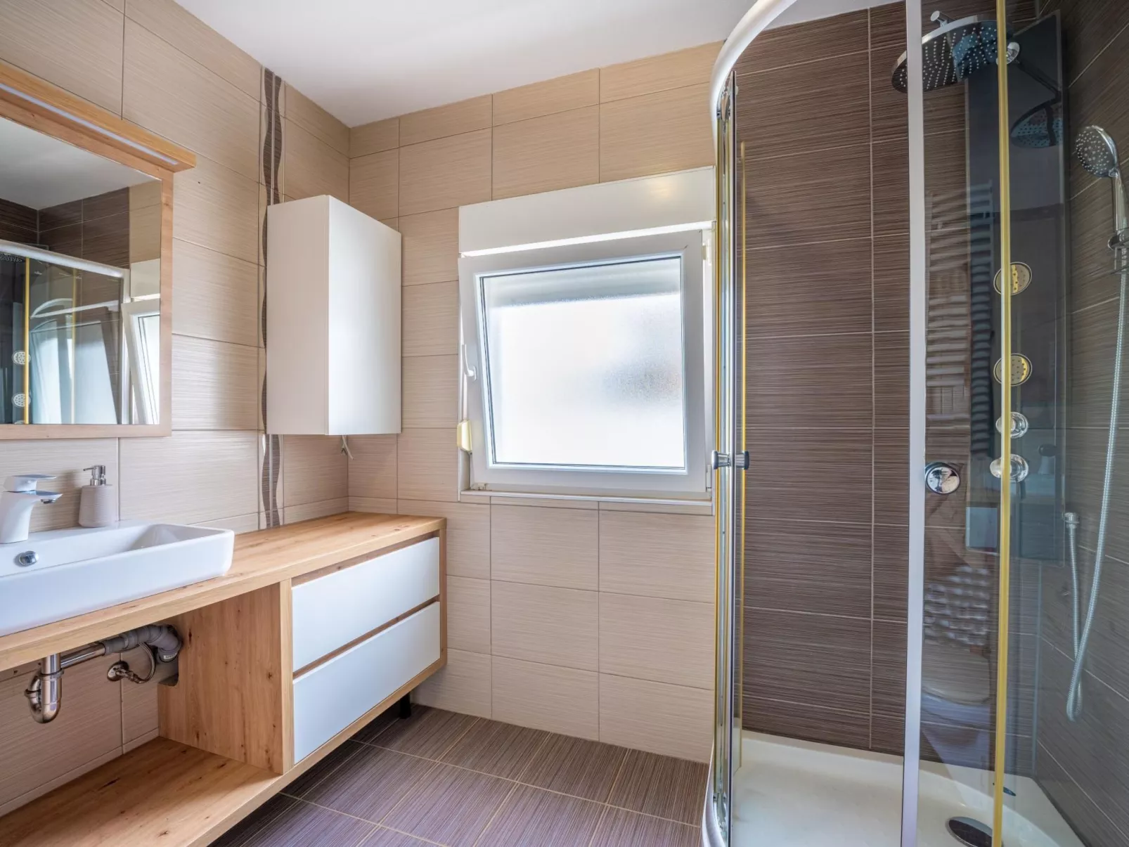 4 Schlafzimmer, 3 Badezimmer, Küche, Wohnzimmer, privater Pool, Grill-Binnen