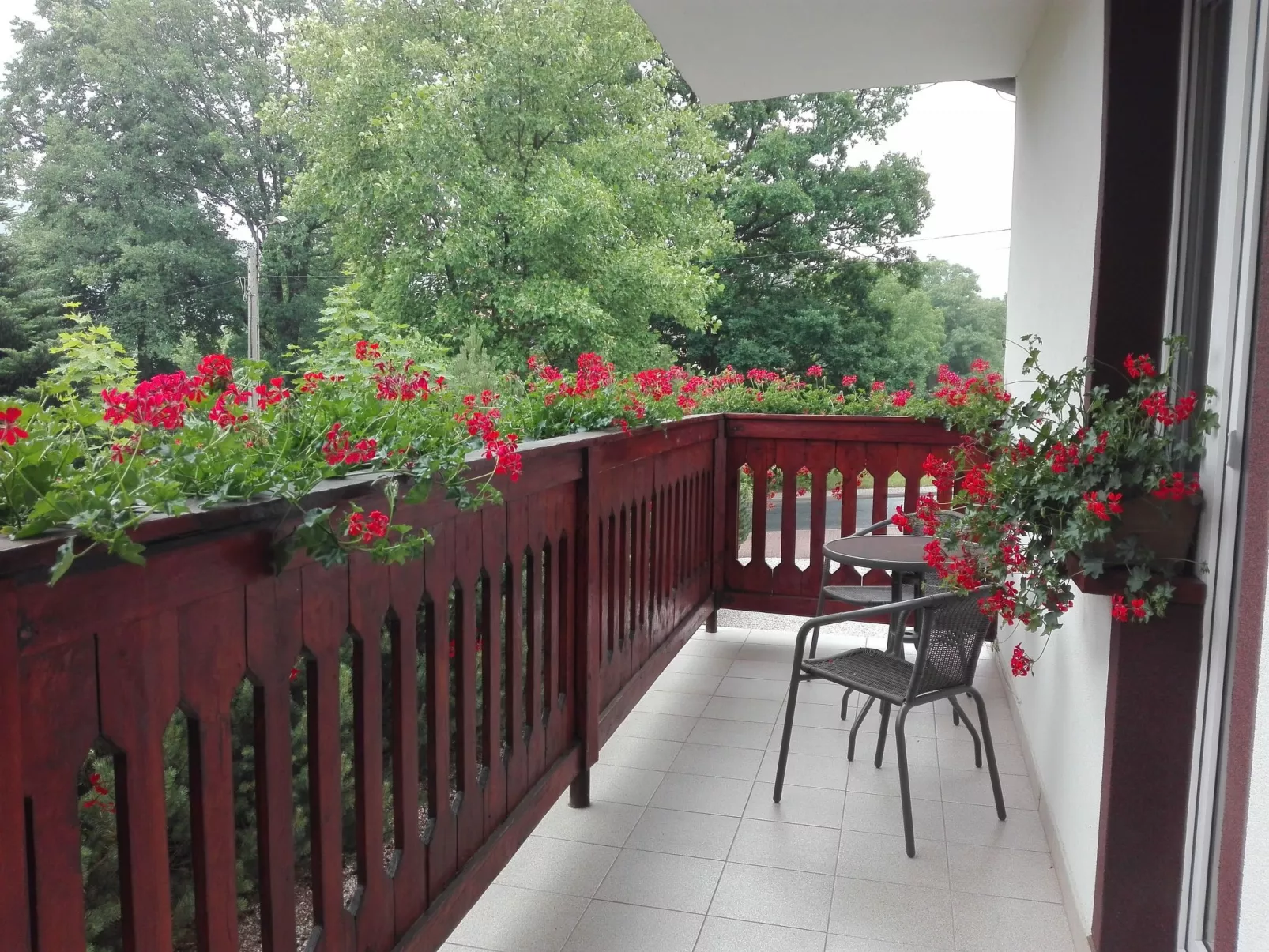 Wohnung "Larch Apartment"-Buiten