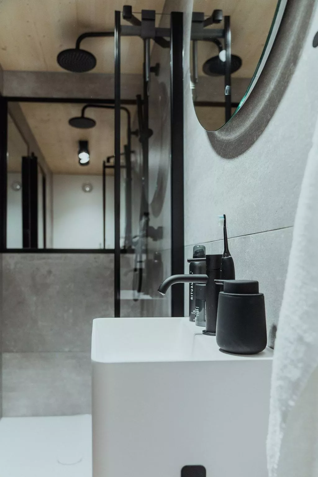 (B) Cabin Stars-Binnen