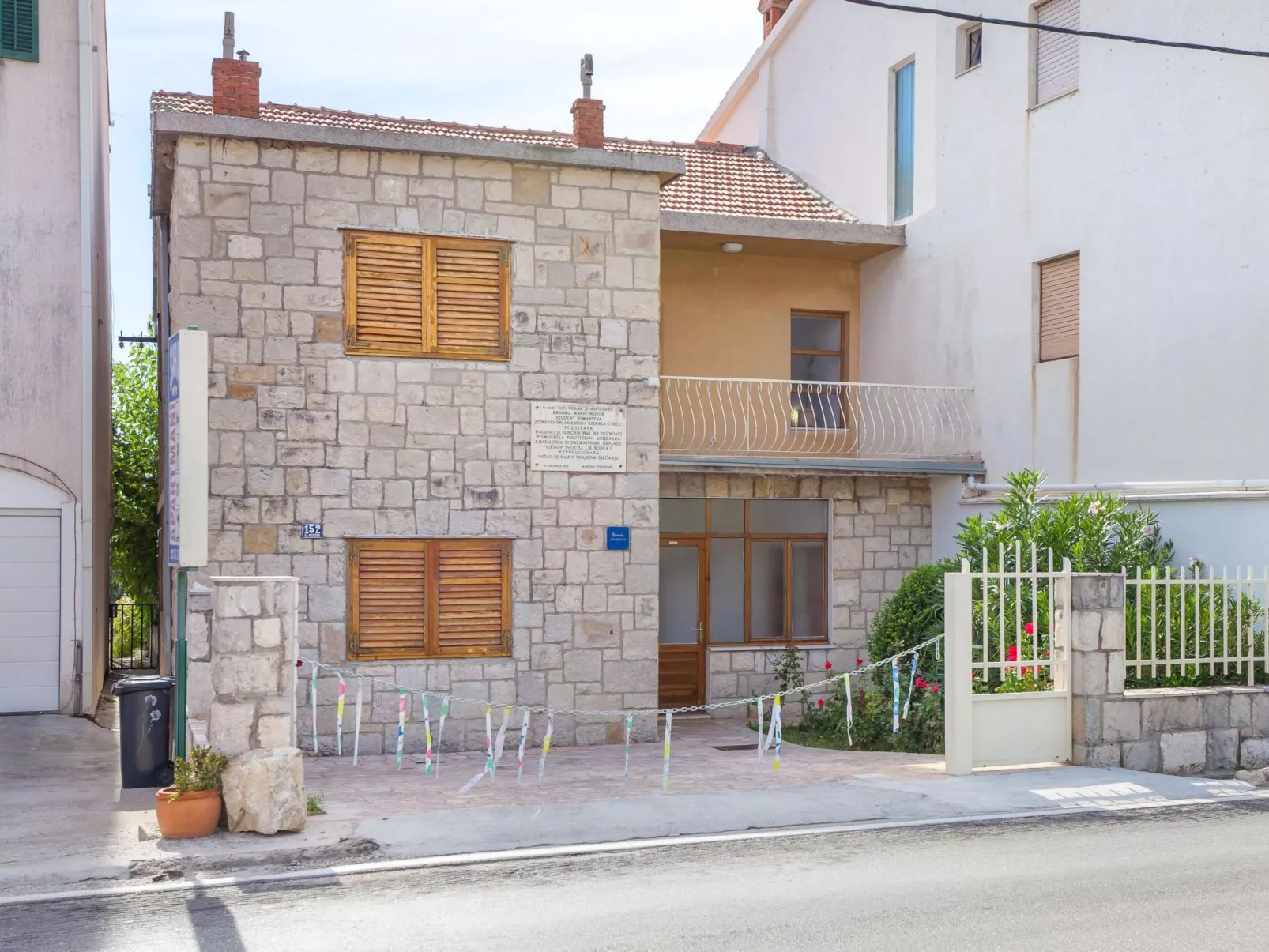 Maric mit Terrasse und Balkon-Buiten
