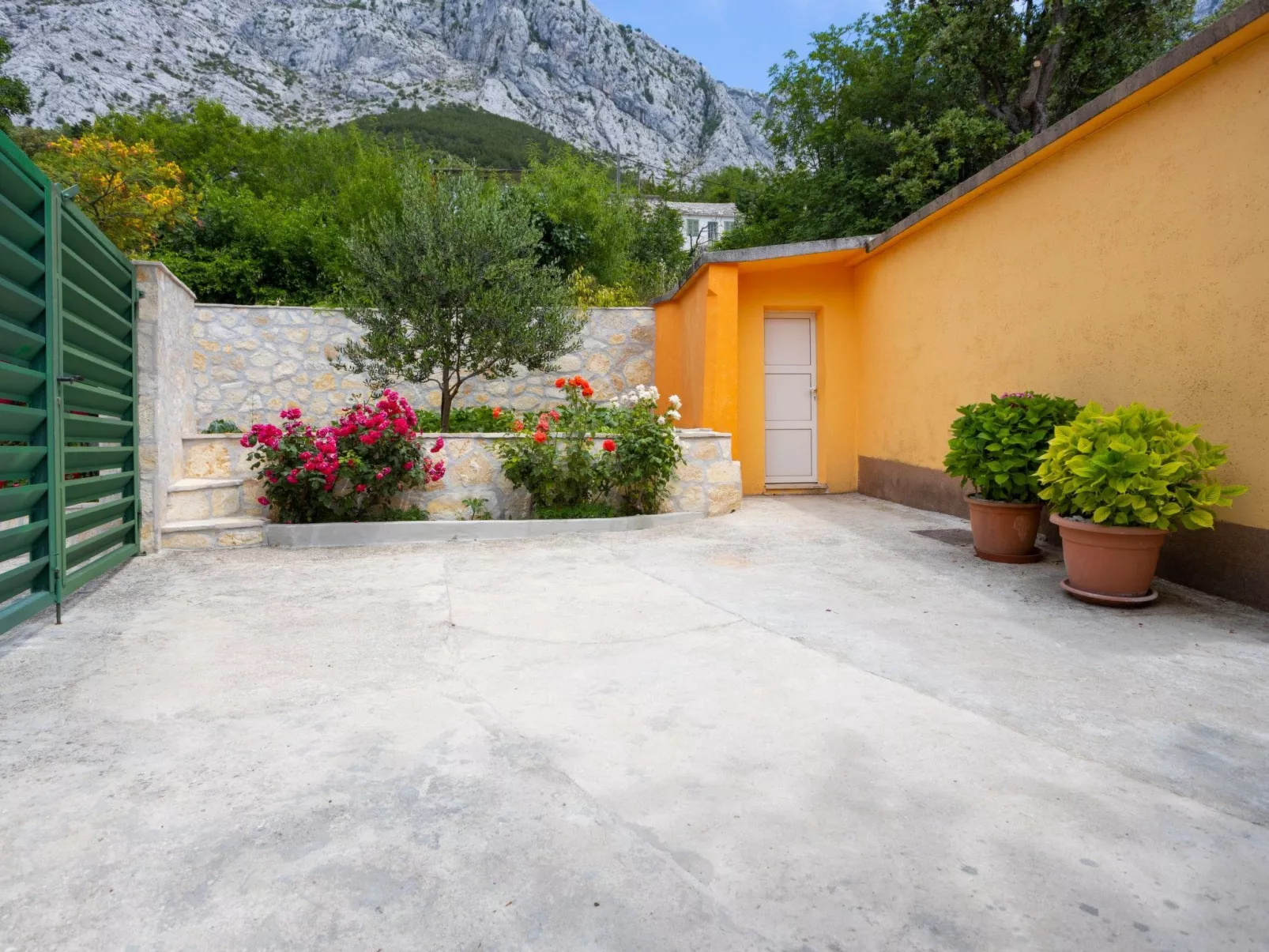 Günstiges Ferienhaus mit Pool und Meerblick-Buiten