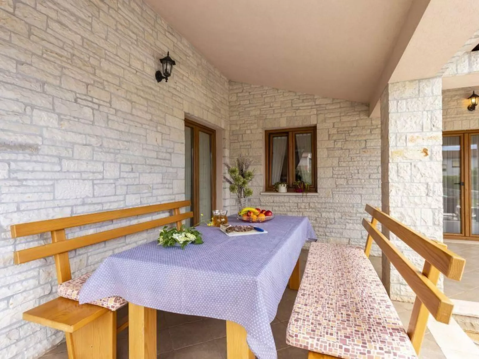 "Villa Mirela" mit Terrasse-Buiten