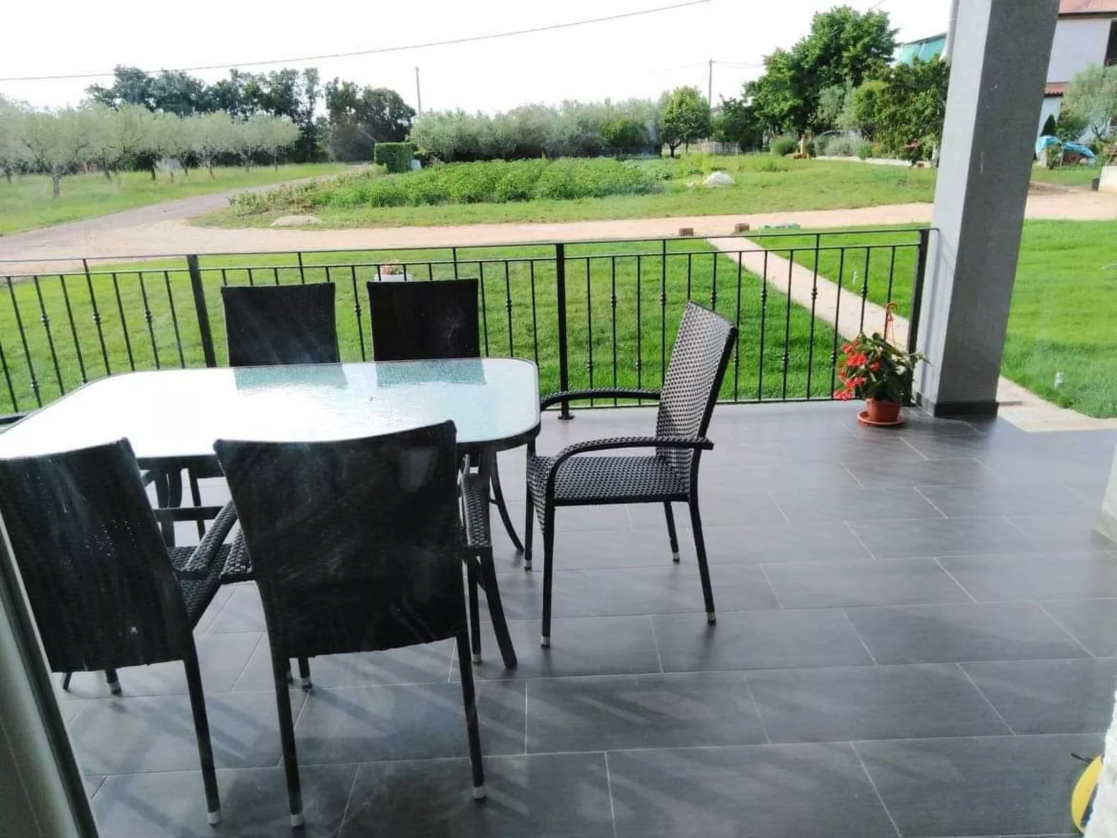 Mit Terrasse, Grill und Garten-Buiten