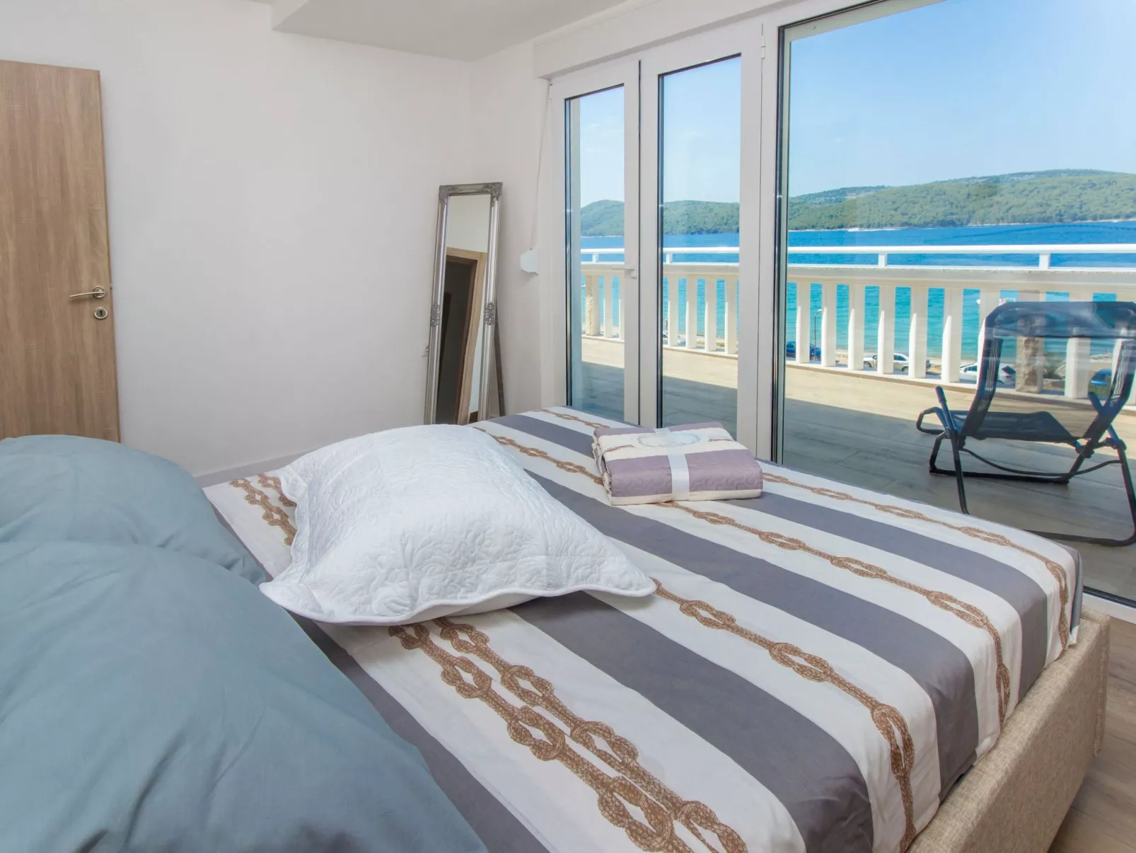 "Appartement Nr. 5".-Binnen