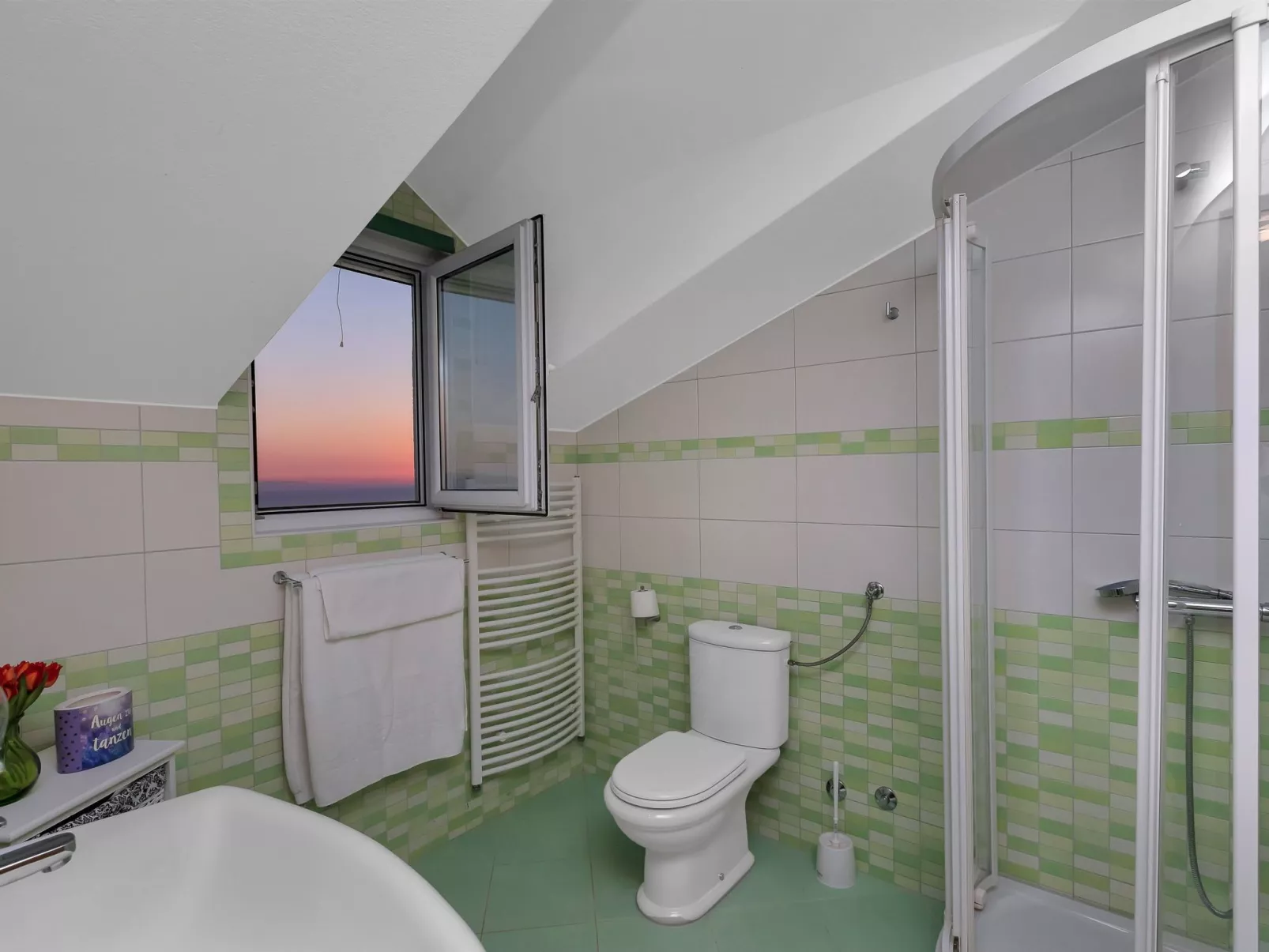 "Podgora" mit Blick auf das Wasser-Image-tags.info