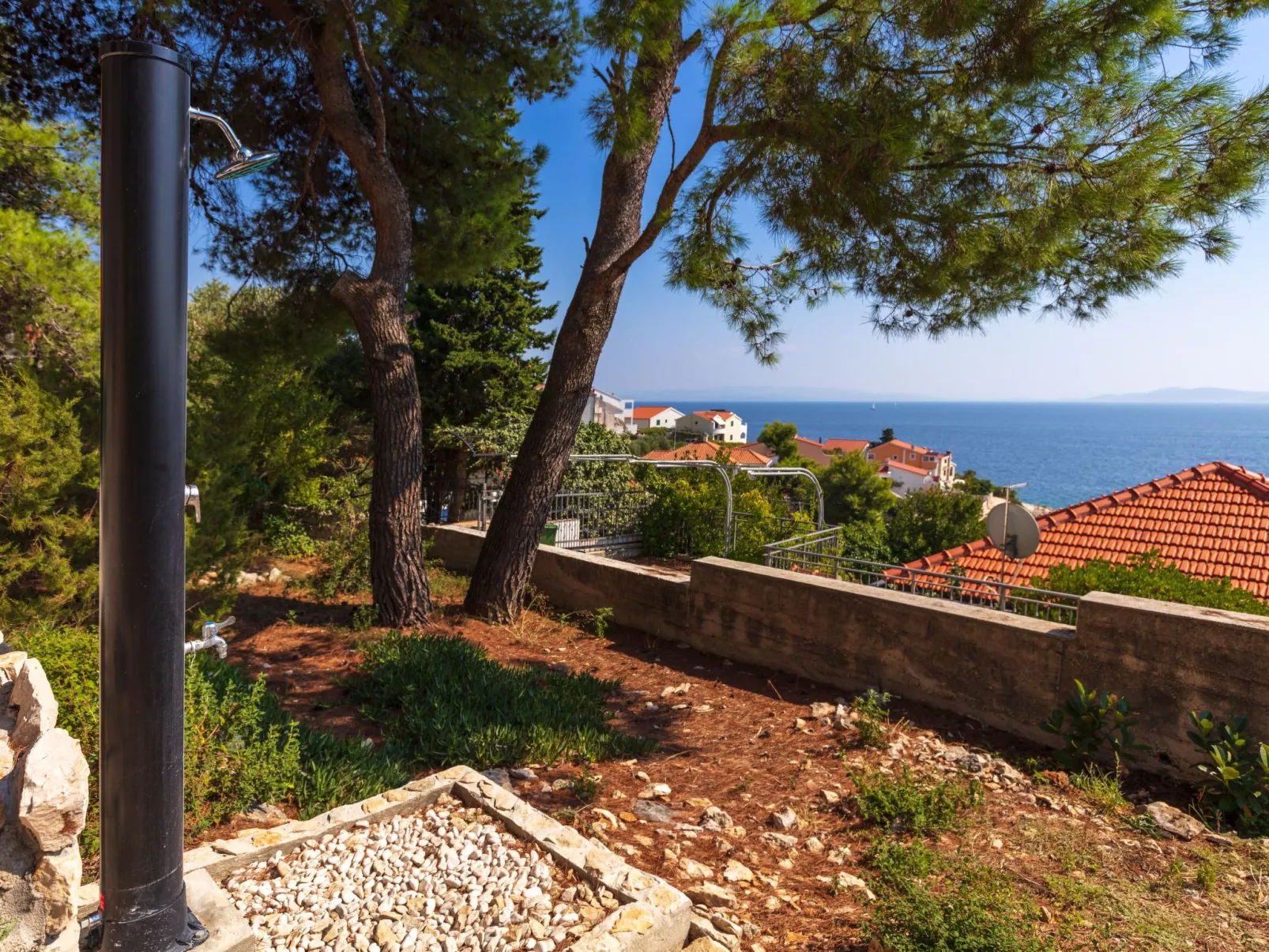 "Barbara" mit Blick auf das Wasser - Buiten