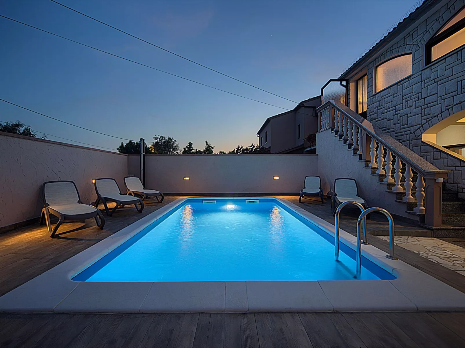 Villa mit Garten, Grill und Terrasse-Buiten