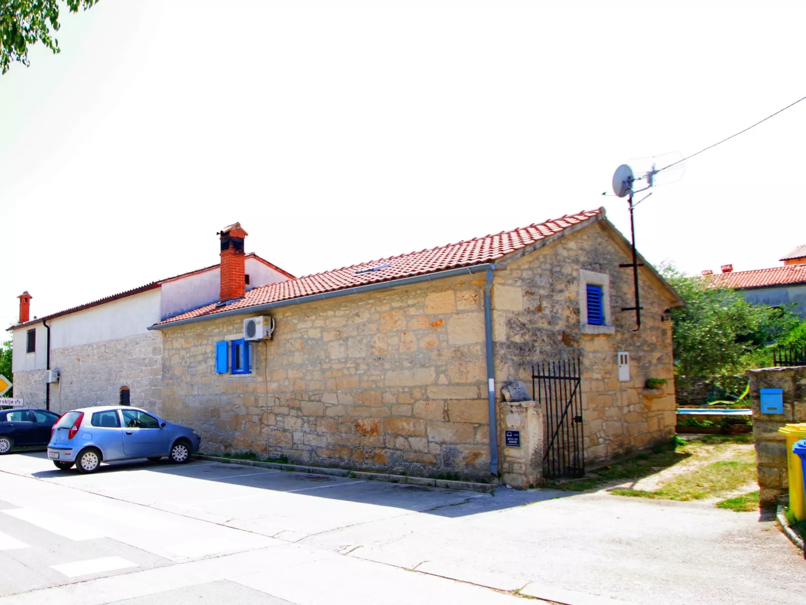 Mit privatem Schwimmbad-Buiten