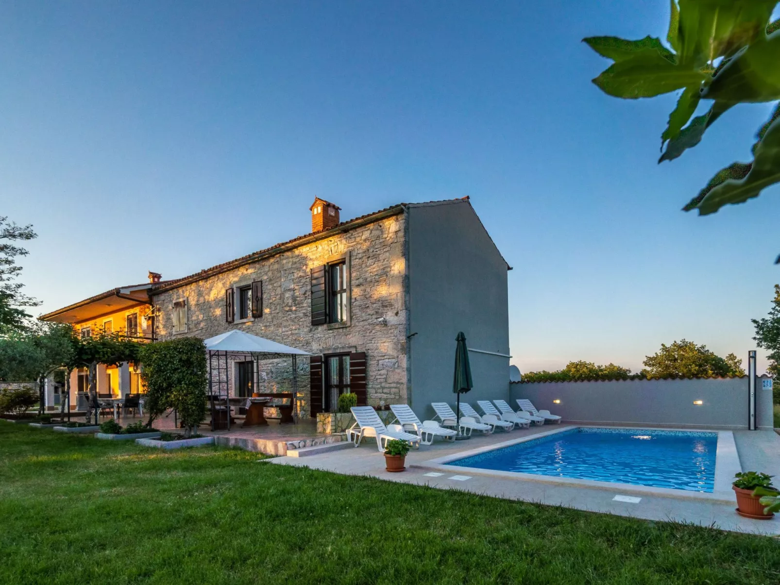 Schönes Haus mit großer grüner Umgebung, Pool-Buiten