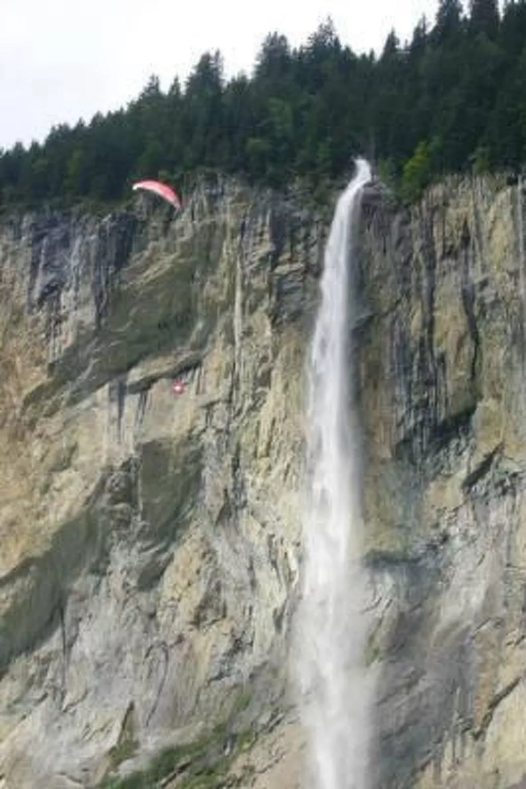 Gegenüber den Staubbach Wasserfällen-Buiten