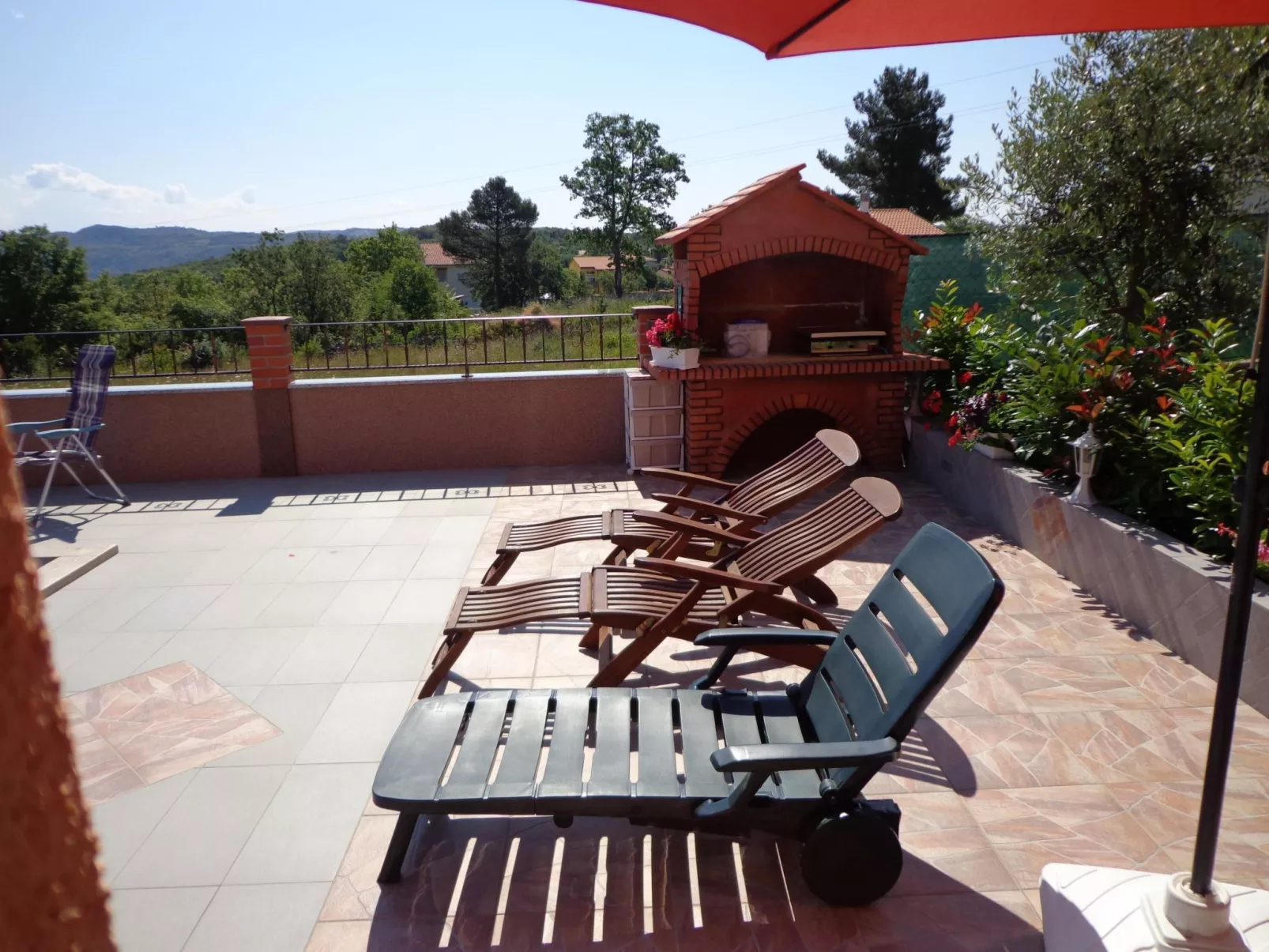 Mit Panoramablick in ruhiger Lage-Buiten