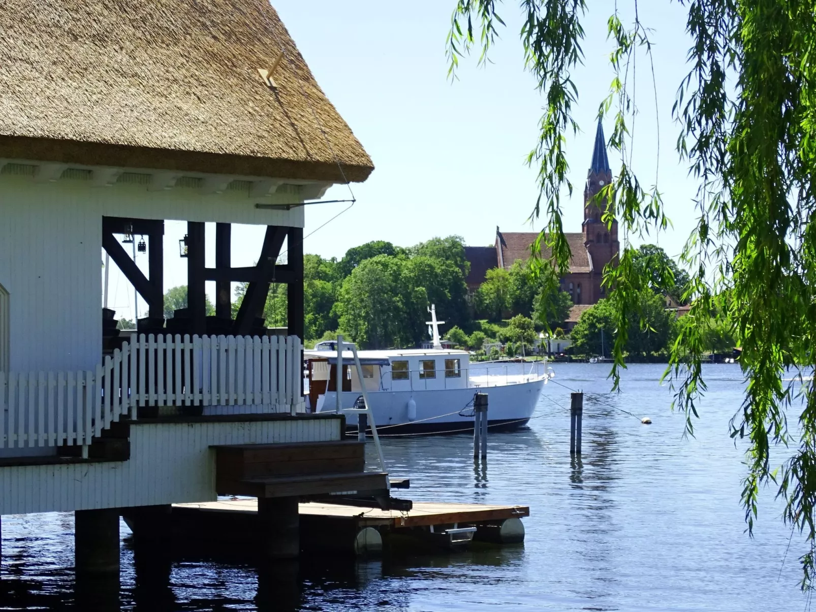 Gemütliches Dachgeschoss-Apartement mit Seeblick und großem Garten am Wasser-Buiten