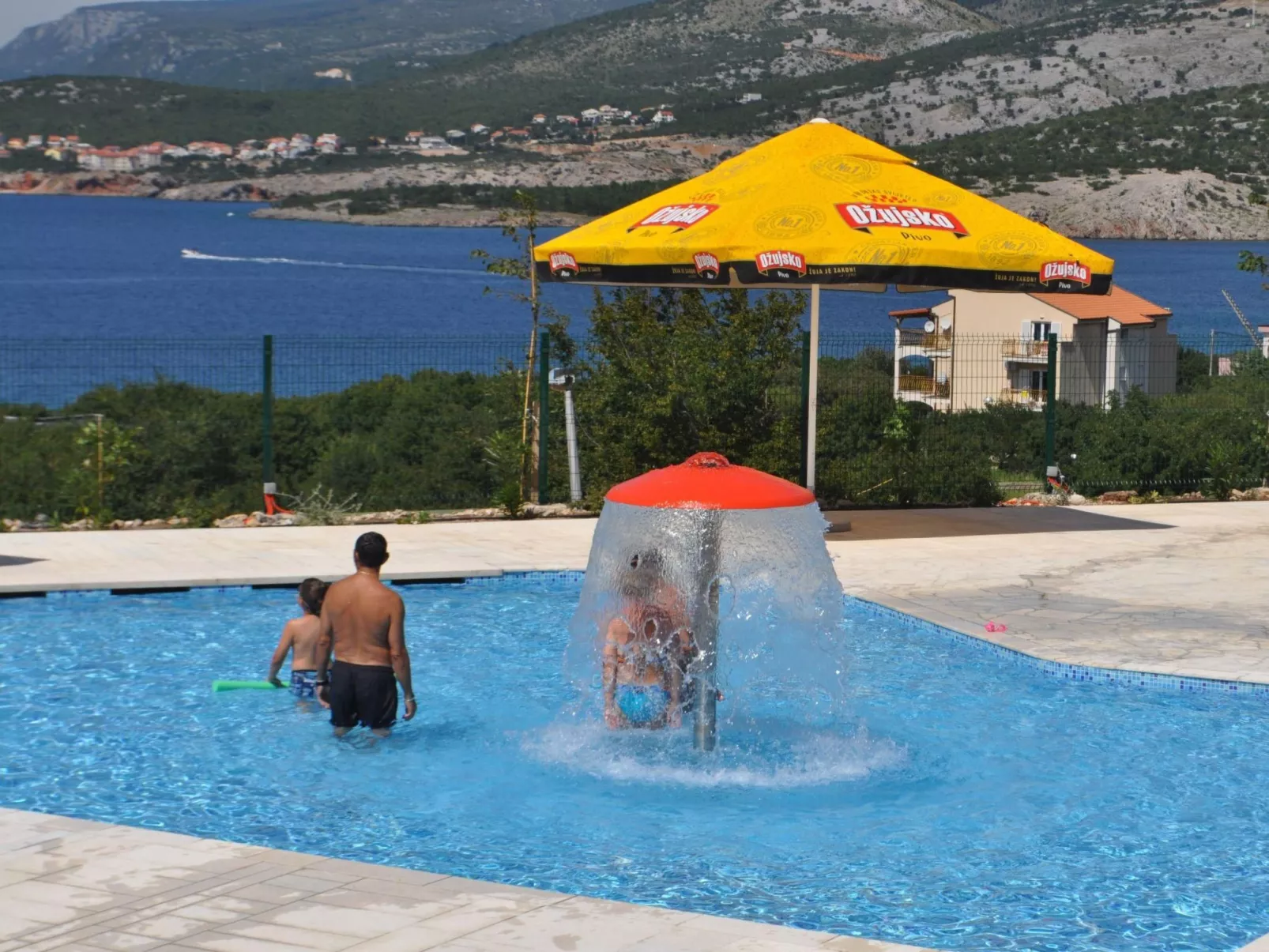 Mobilheim mit gemeinschaftlichem Pool-Buiten