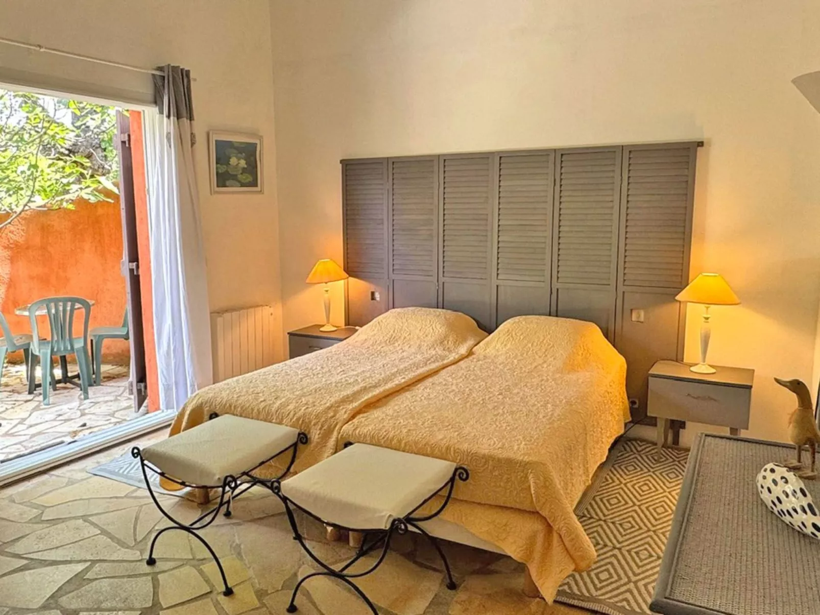 Schöne Villa mit innovativer Architektur in einem grünen Nest im Herzen des Mas-Binnen