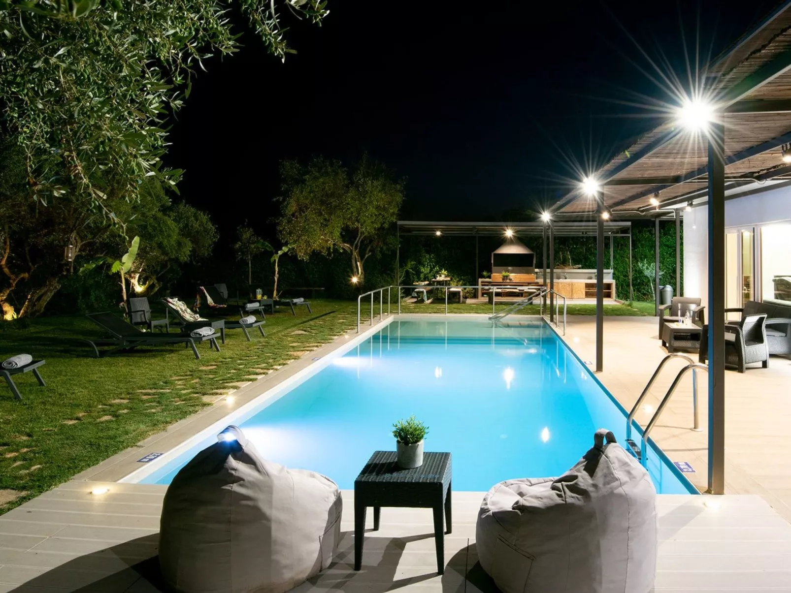 Geräumige Familienvilla, privater Pool und Garten-Buiten